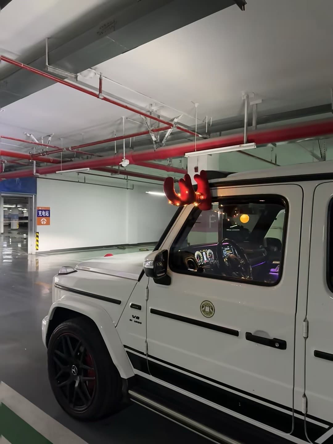 地下停车场偶遇圣诞鹿角G级,谁家车主这么有梗?封面图