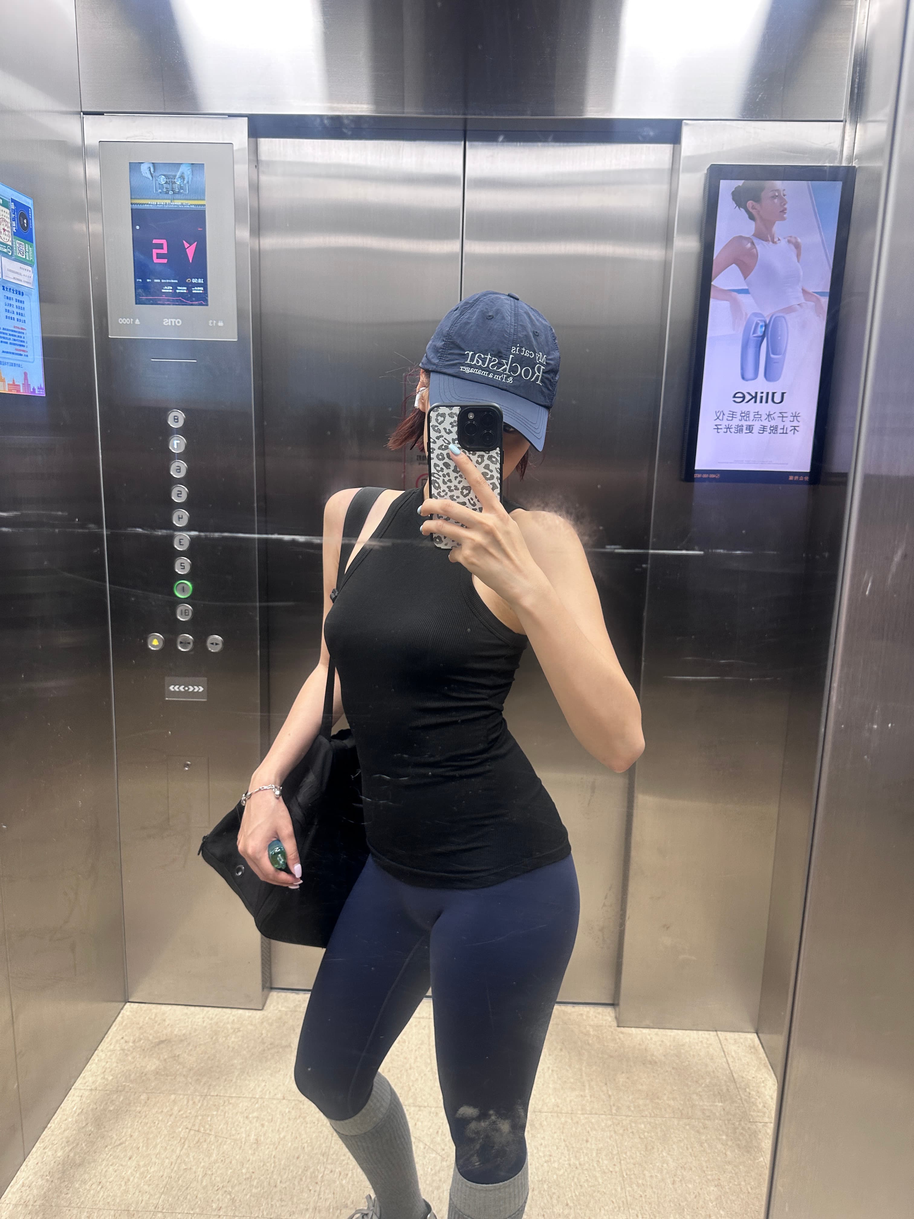 电梯镜子里的日常:黑背心+深蓝legging,今天在2楼等门开封面图