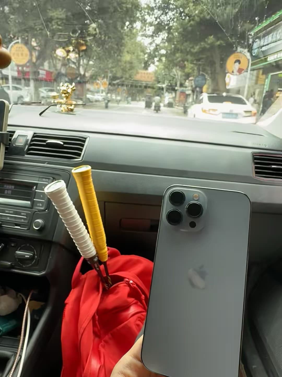 通勤路上的‘双拍’组合:羽毛球拍+iPhone13 Pro,今天在公交上被问了3次怎么握拍封面图