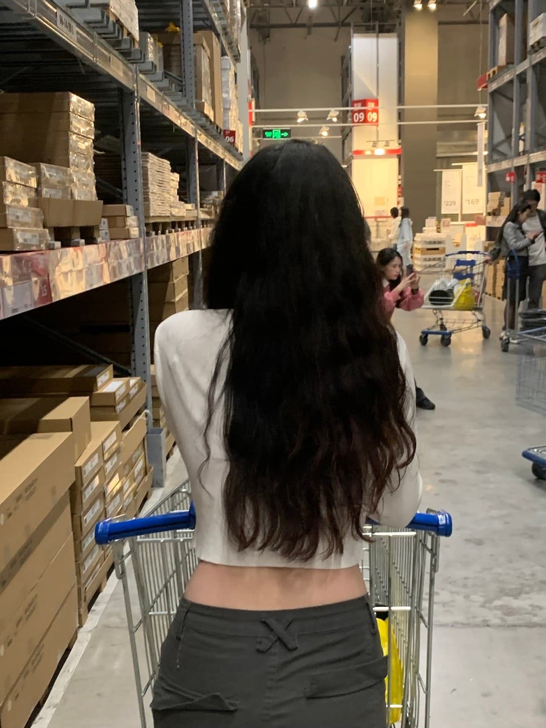 推车时被自己长发卷成小海藻…今天在宜家仓库区逛到一半突然想拍背影封面图