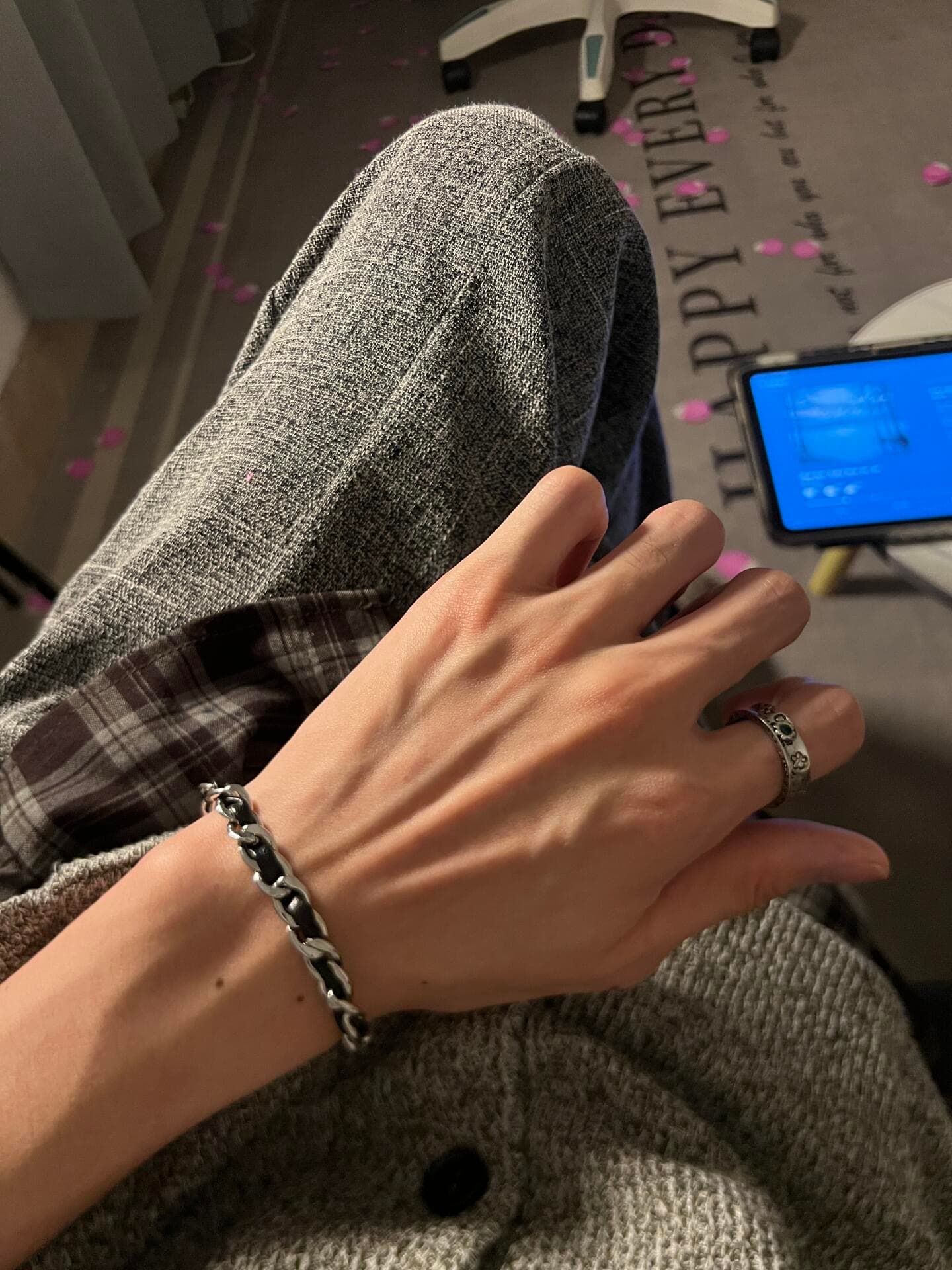 今天在沙发上摸鱼,手链和戒指是唯一认真对待的配饰封面图