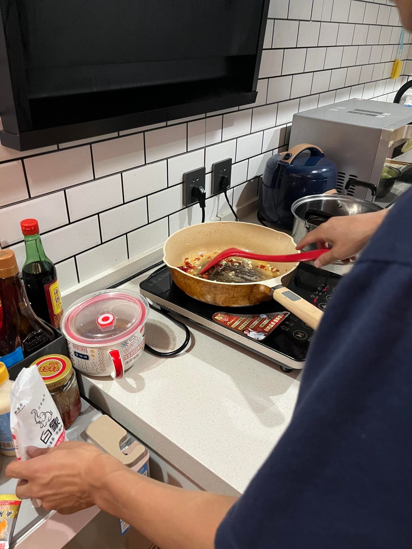今天在厨房搞个‘中式夜宵’——锅里红油一冒,灵魂就回来了封面图