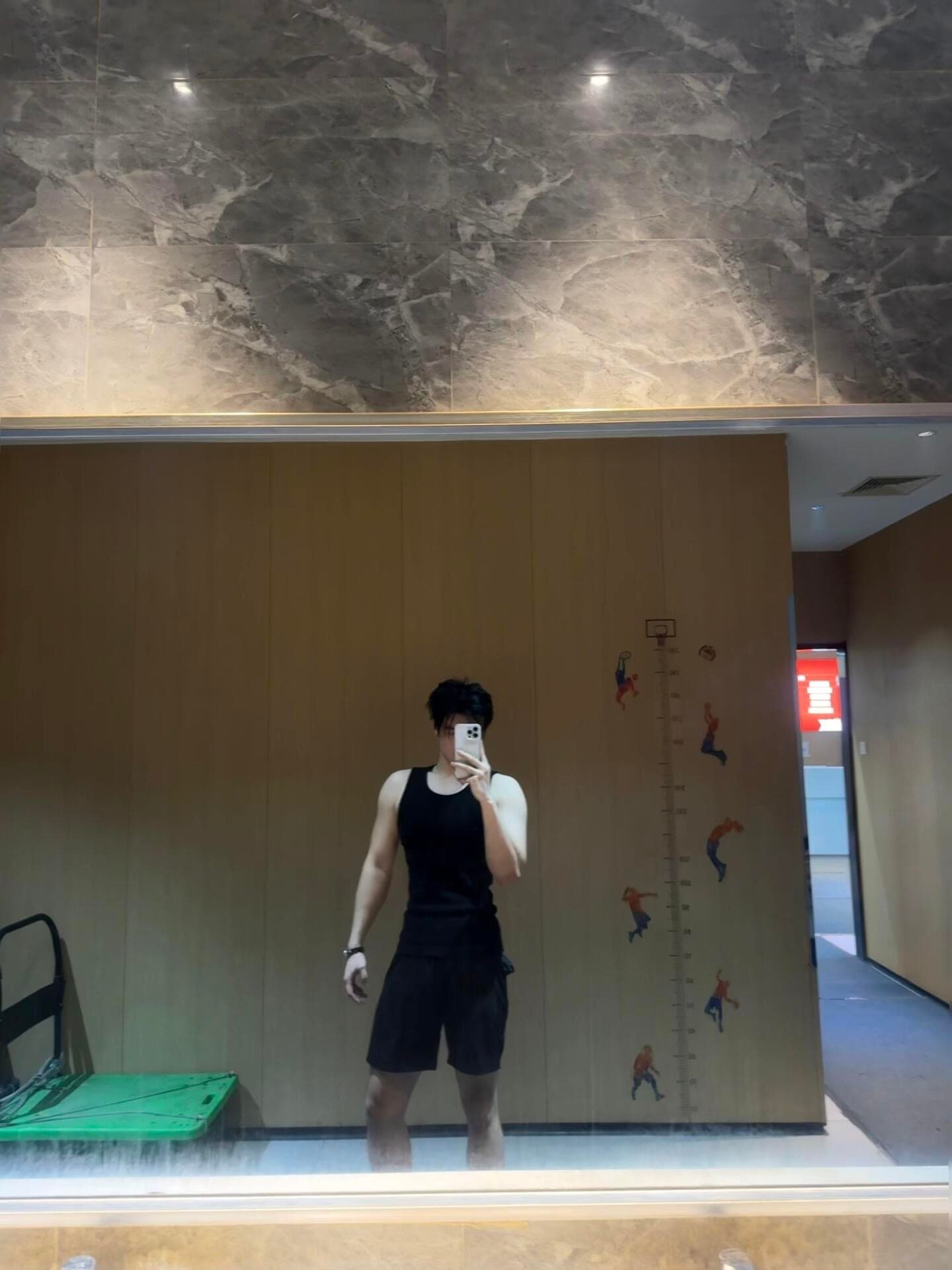 健身后在楼道镜子前拍张照,连身高贴纸都默默长高了?封面图