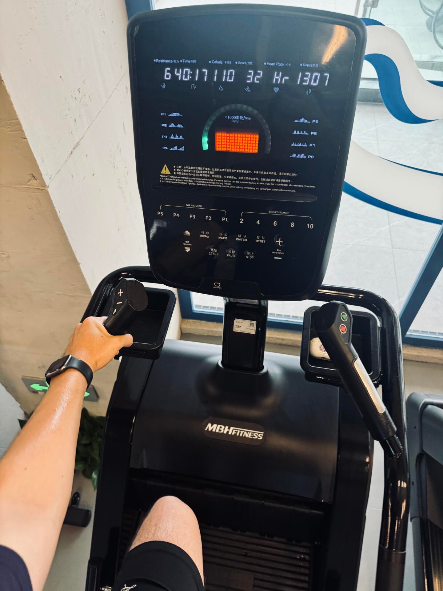 健身打卡|今天在MBH Fitness练到手心冒汗,这台器械的橙色进度条亮得像火锅底料🔥封面图