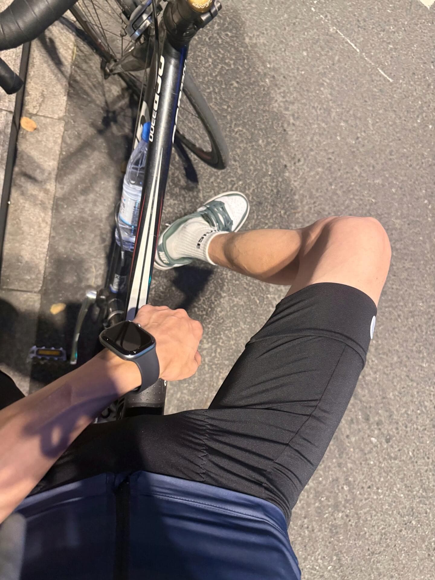 骑车歇脚时发现裤腿卡进踏板了…这裤子真能塞进自行车里?封面图