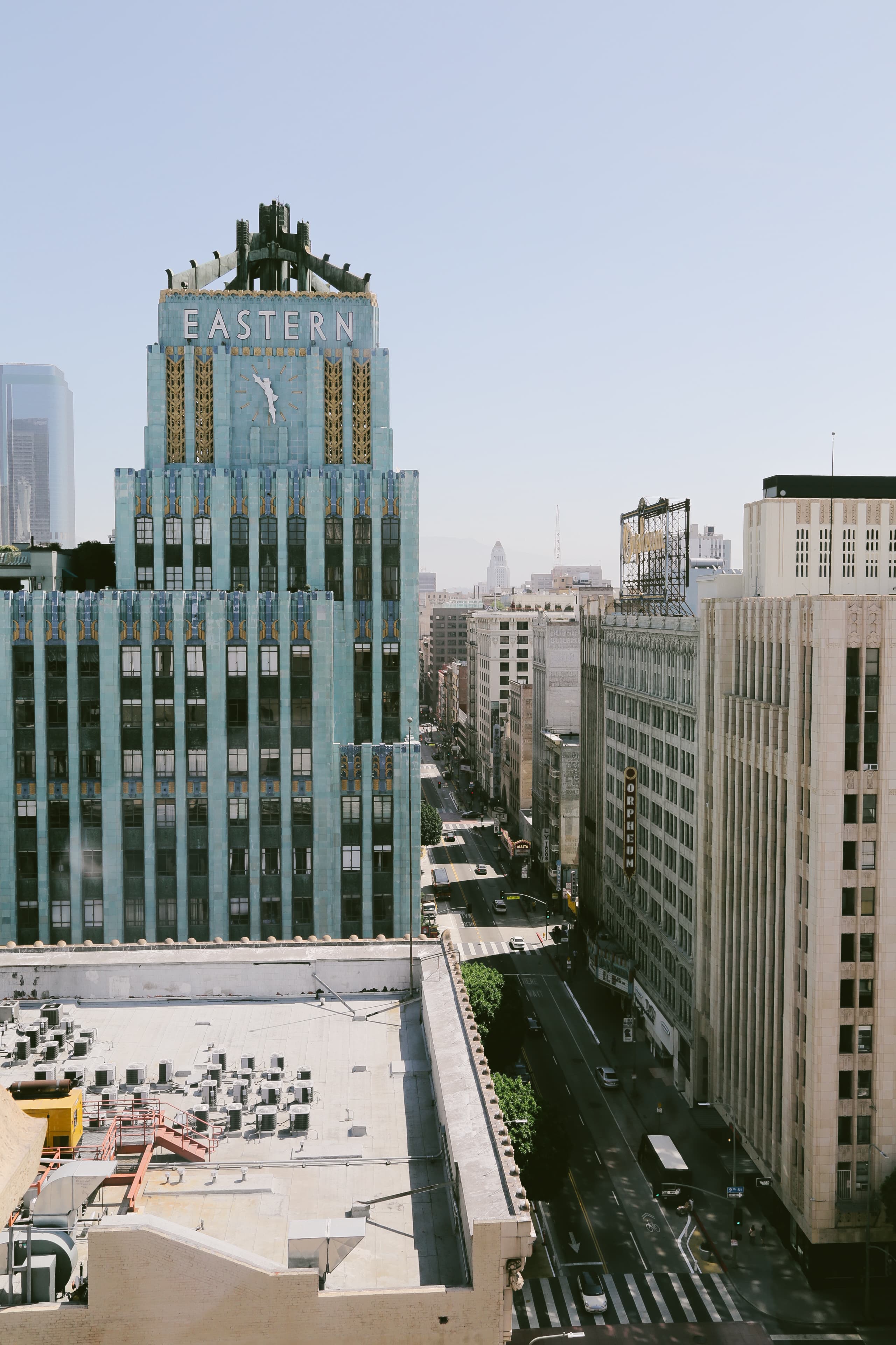 今天在LA Downtown晃悠,路过Eastern Building时被这抹蓝戳中了——老建筑的倔强感真绝封面图