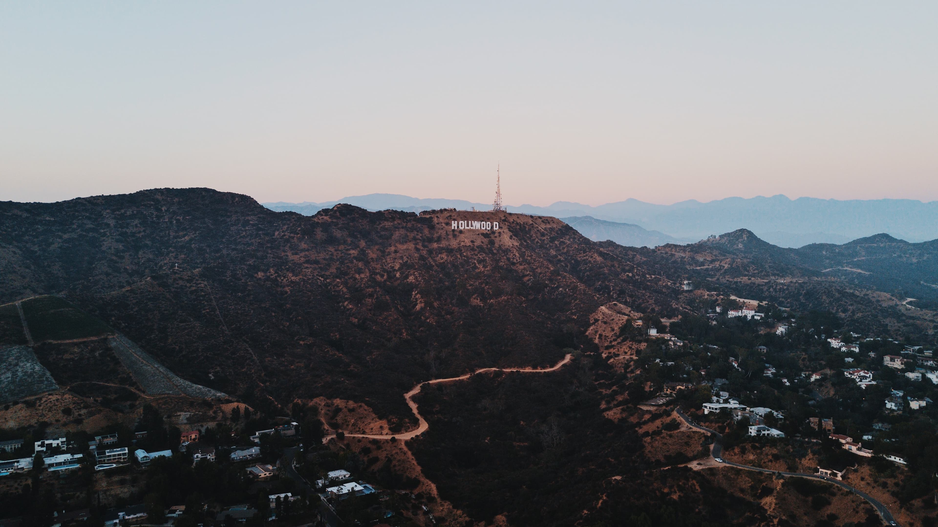 黄昏爬山路过Hollywood标志,风大得想把头发吹成海藻封面图