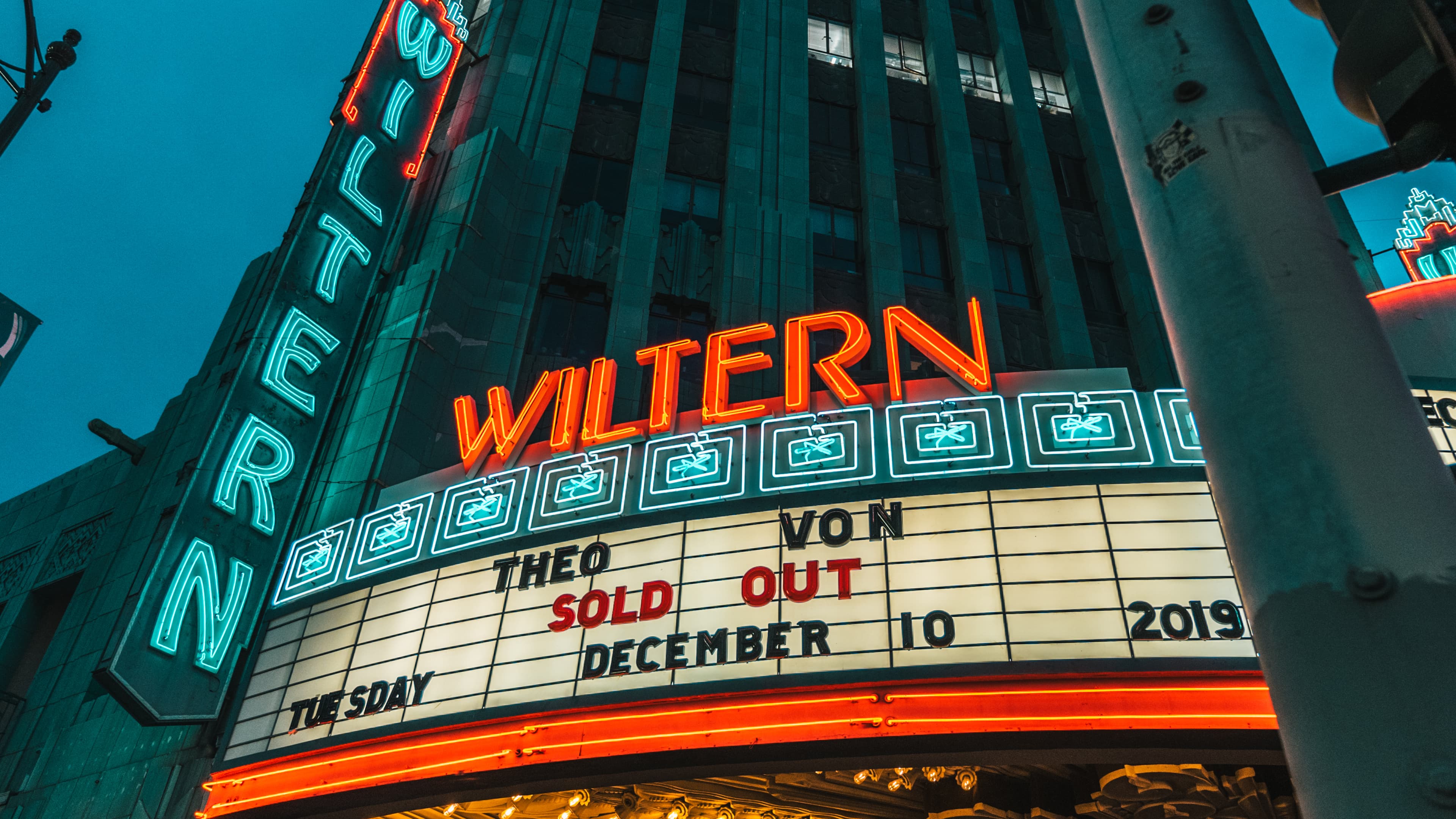 夜巡 downtown 时被这霓虹戳中——Wiltern 这栋老剧院,像颗复古糖纸裹着的梦封面图
