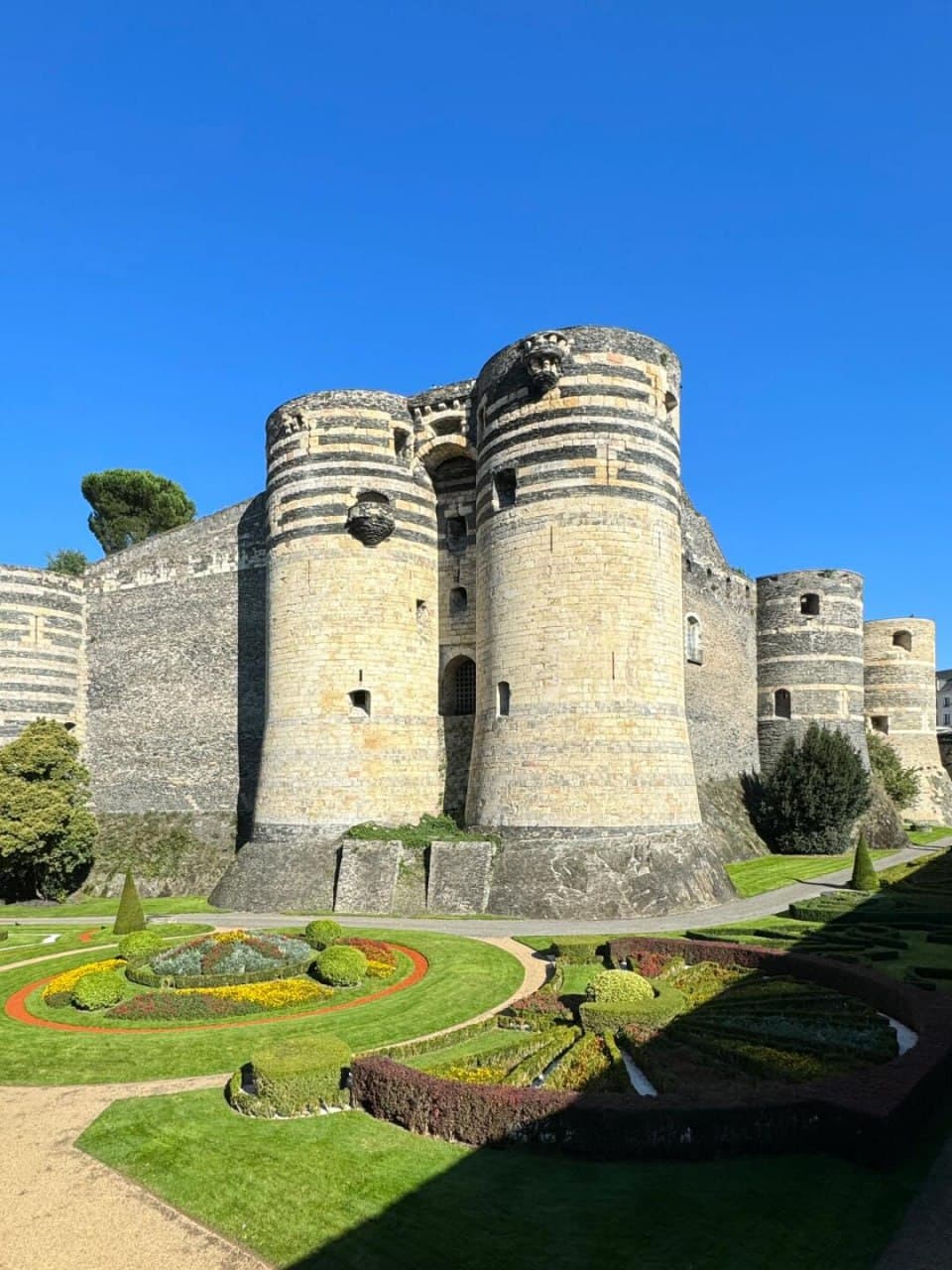 今天在昂热城堡边遛弯,草坪比我的人生规划还整齐封面图