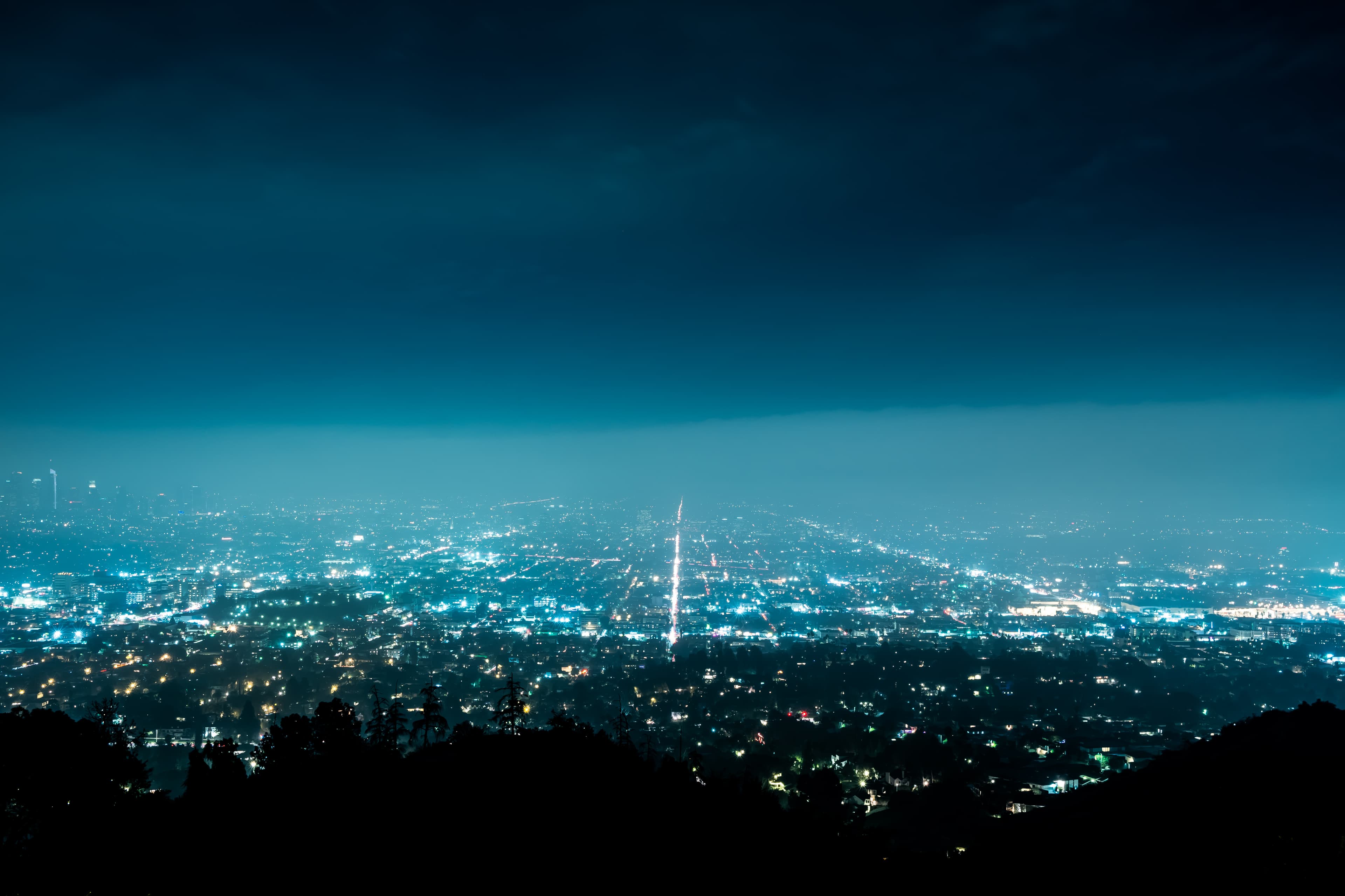 夜爬小山坡偷看城市心跳|今天在山顶等光轨,像给地球按了快进键封面图