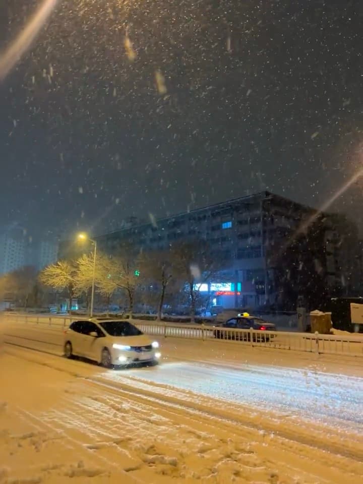 今晚雪下得真像小时候——车灯扫过雪地,像在拍科幻片封面图