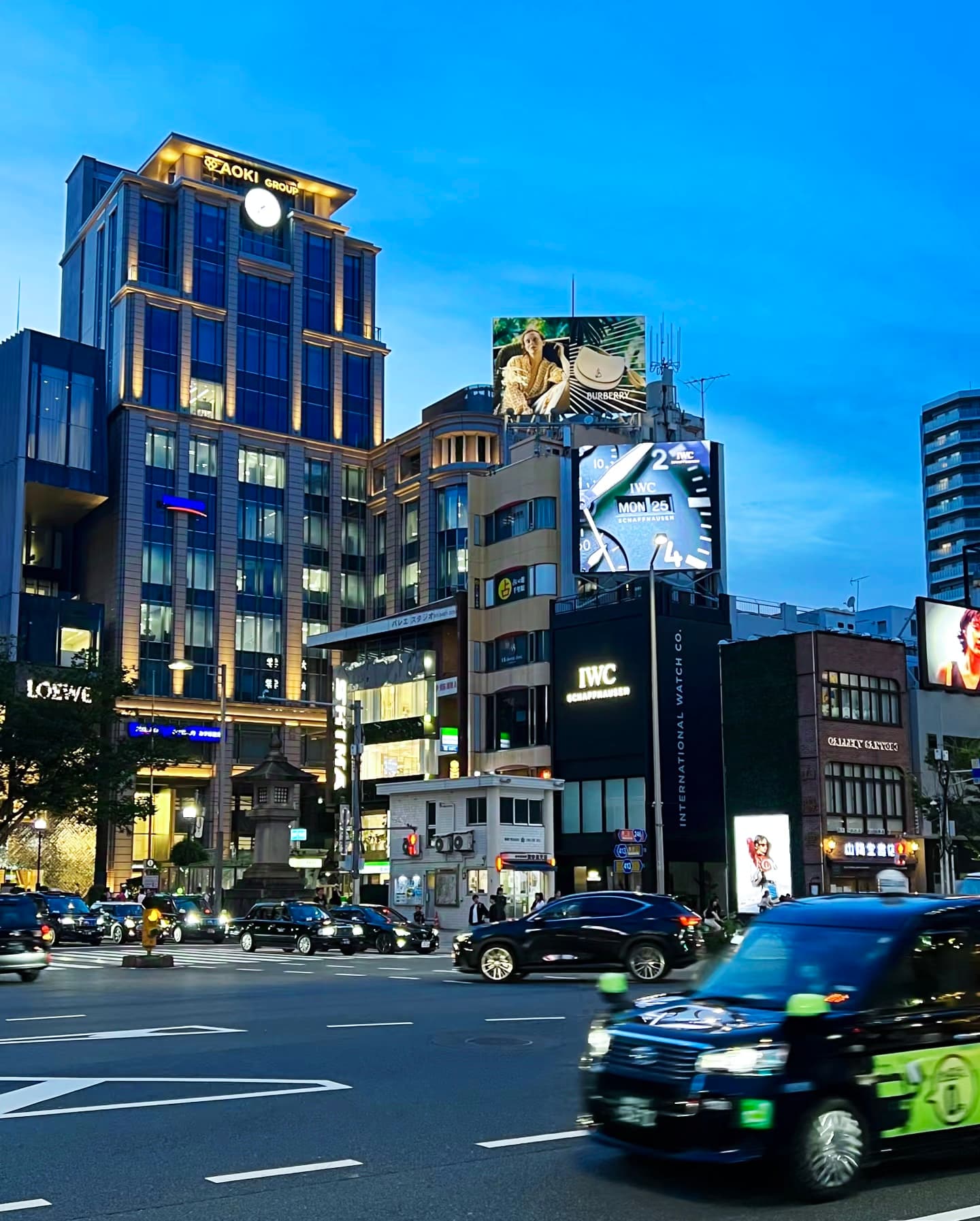 傍晚的六本木,车流和霓虹一起入夜 🌆封面图