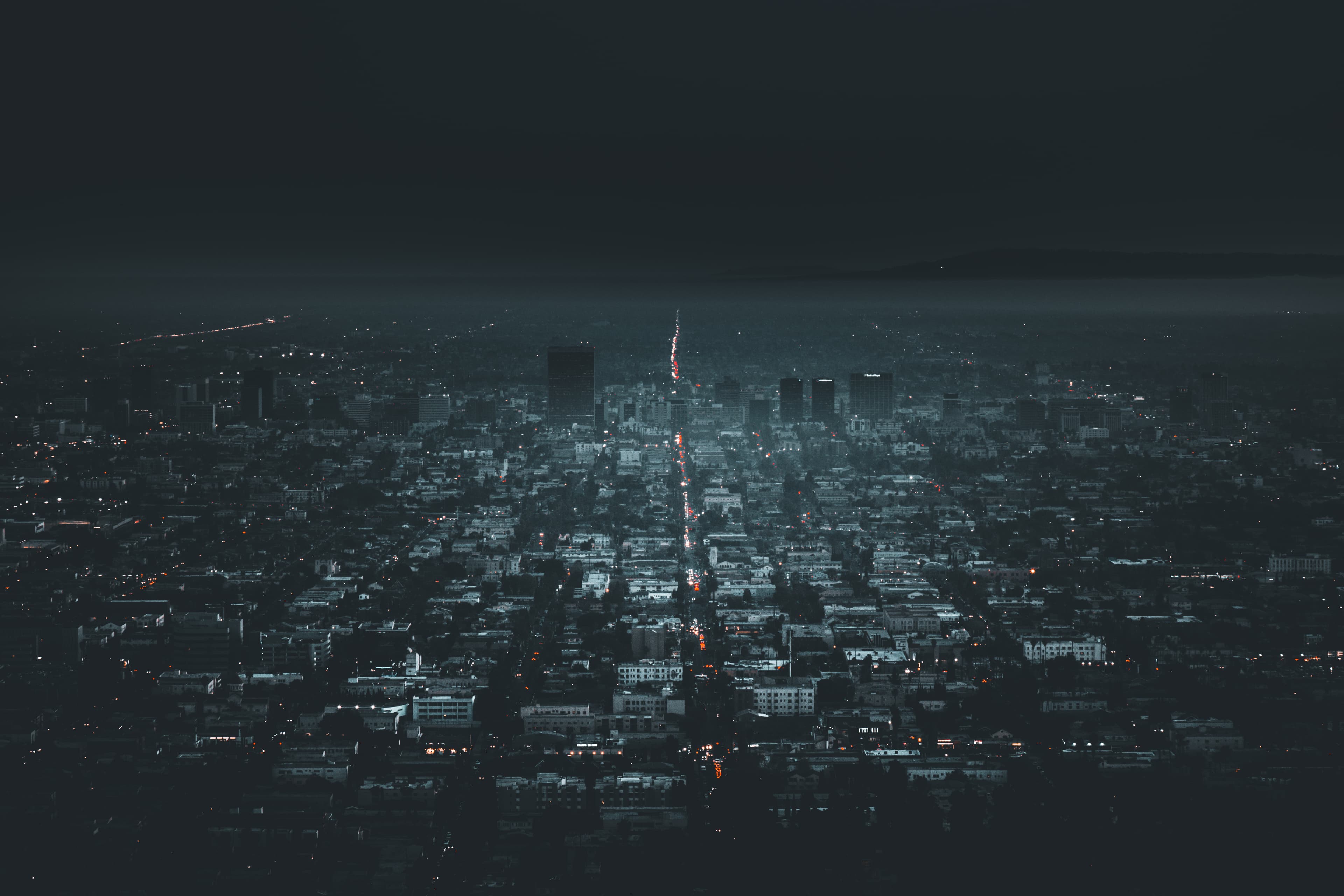 深夜俯瞰LA,路灯像一条发光的脐带封面图
