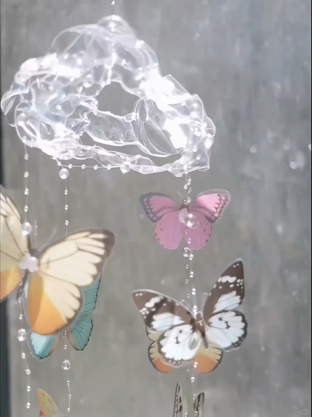 今天在窗边发呆,被这串蝴蝶吊灯治愈了…小确幸的光封面图