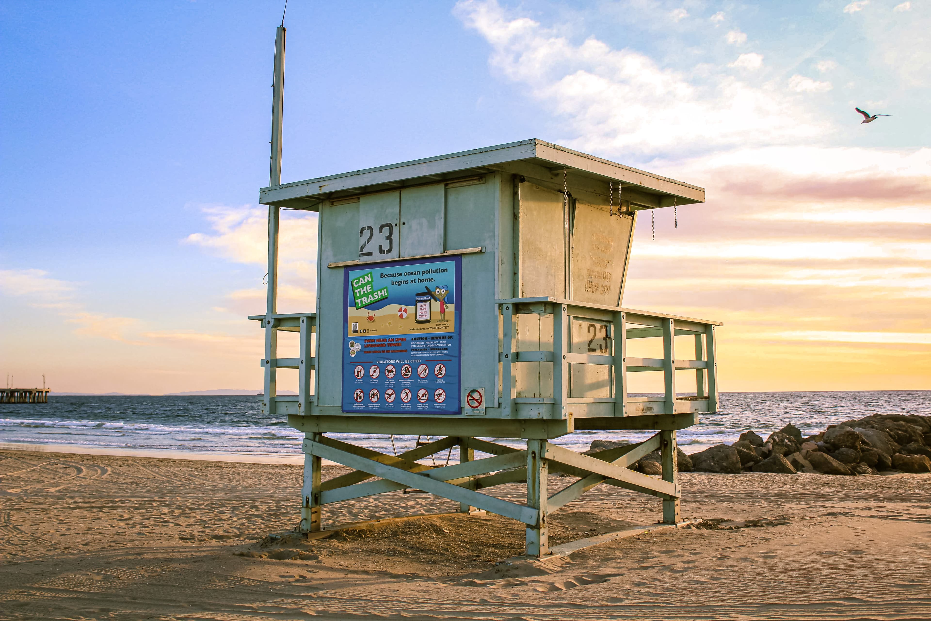 日落时分的23号救生员岗,海风把海报都吹歪了封面图