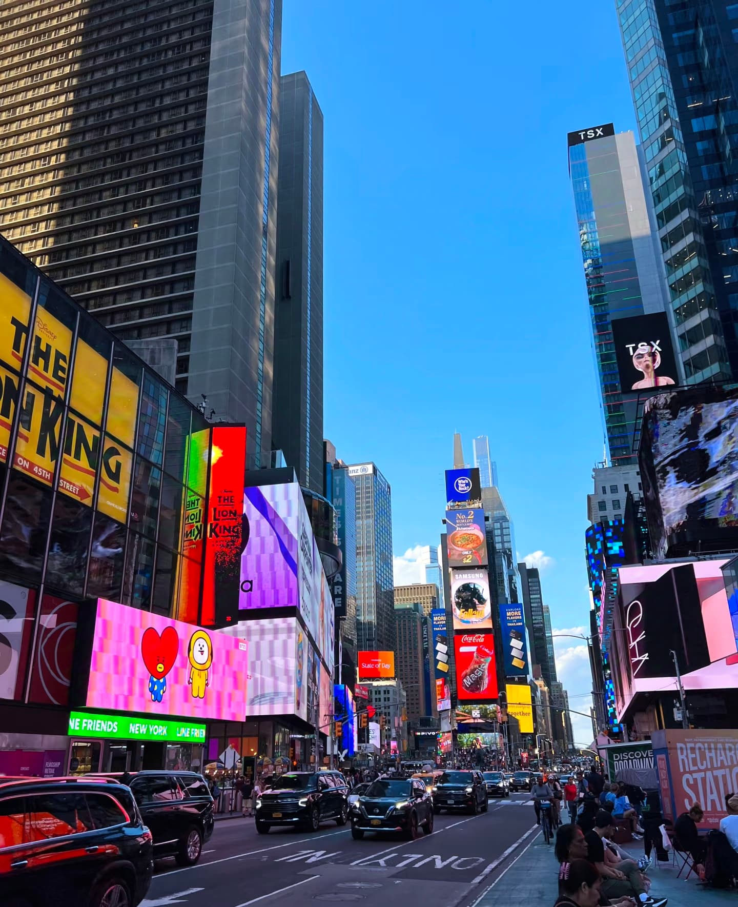纽约街头随手拍|今天在Times Square被BT21和狮子王广告围攻了封面图