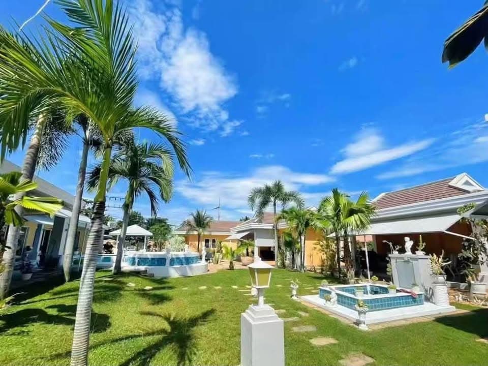 8 beds 9 bathrooms – House封面图