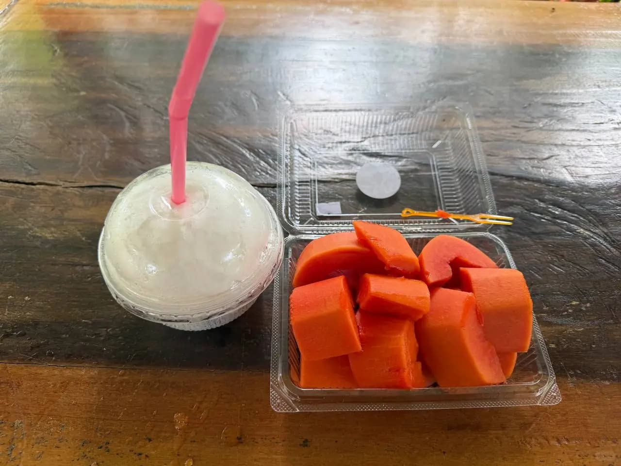 清迈粘粘瀑布,完整开出的椰子肉,椰子水封面图