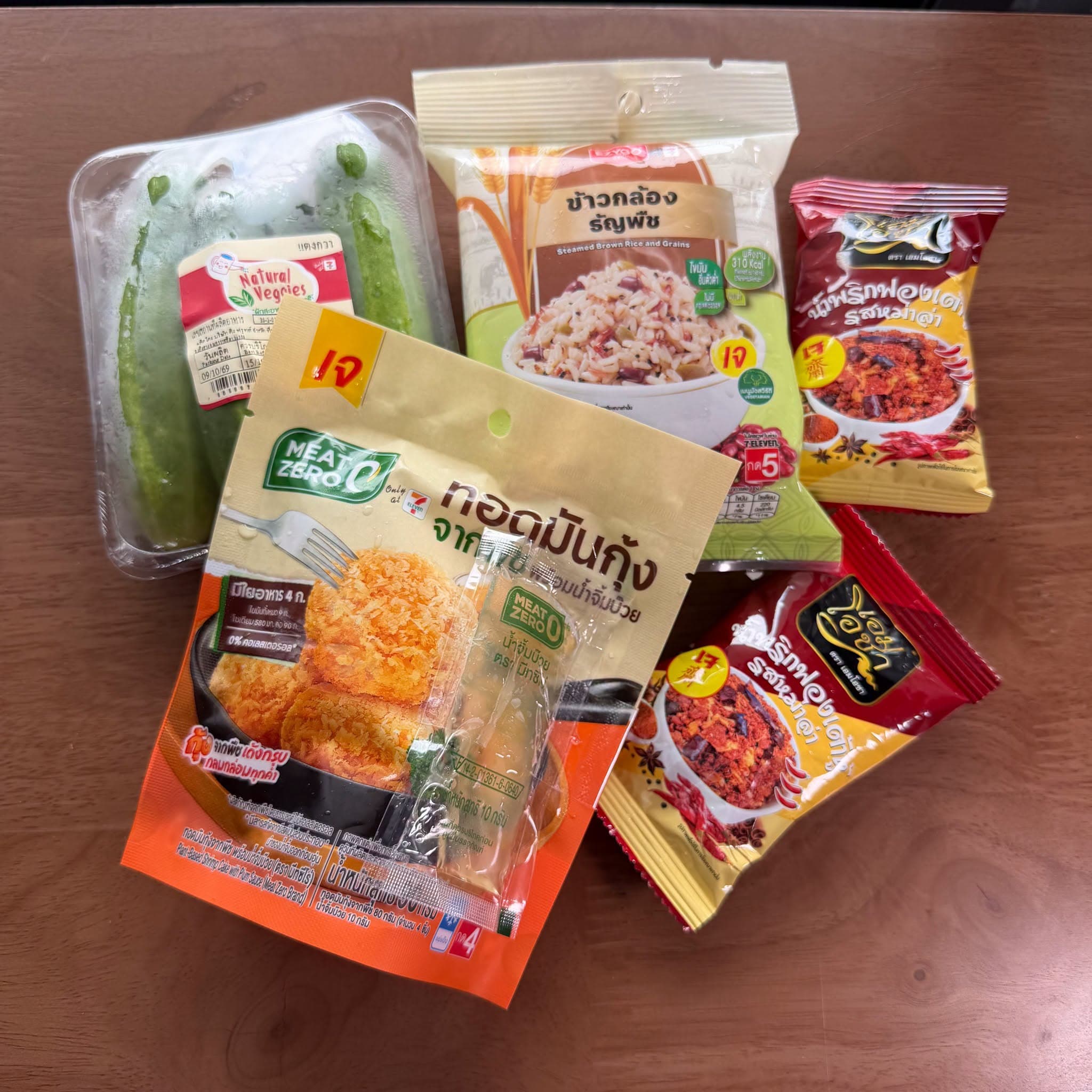 素食期快手菜:糙米拌麻辣豆腐皮蘸酱配植物基炸虾饼,做法简单超好吃封面图