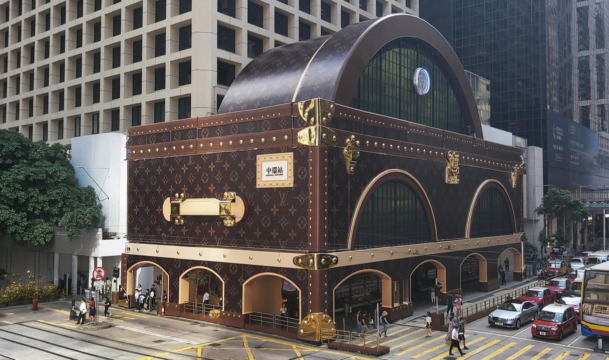 路易威登在香港中环Landmark大楼打造全尺寸火车头快闪店,细节惊艳封面图